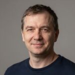 Улыбающийся клиент Дмитрий Козлов получил первый беспроцентный онлайн-займ в сервисе Мир-Займов